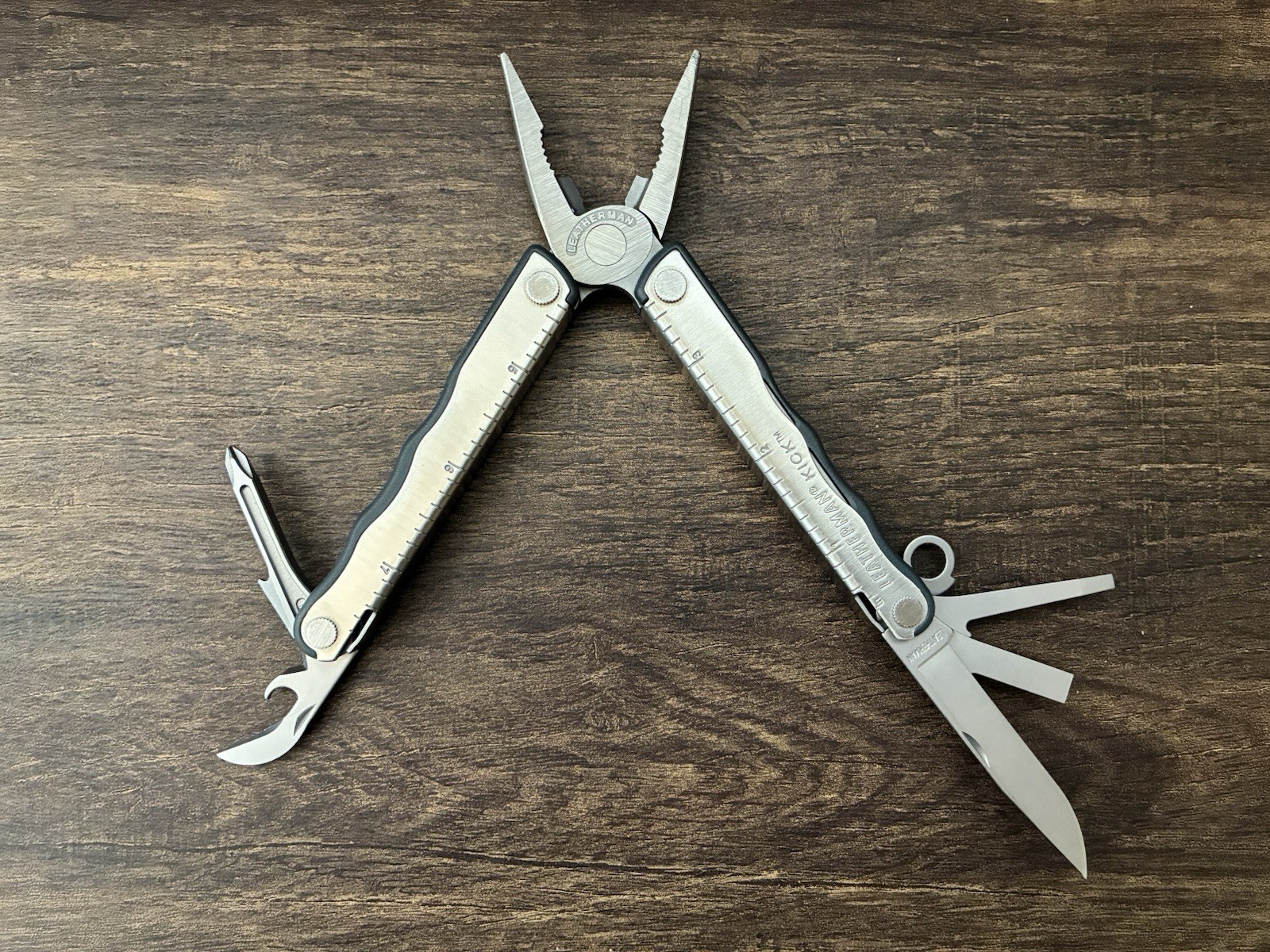 LEATHERMAN Kick Multi-Tool With Sheath