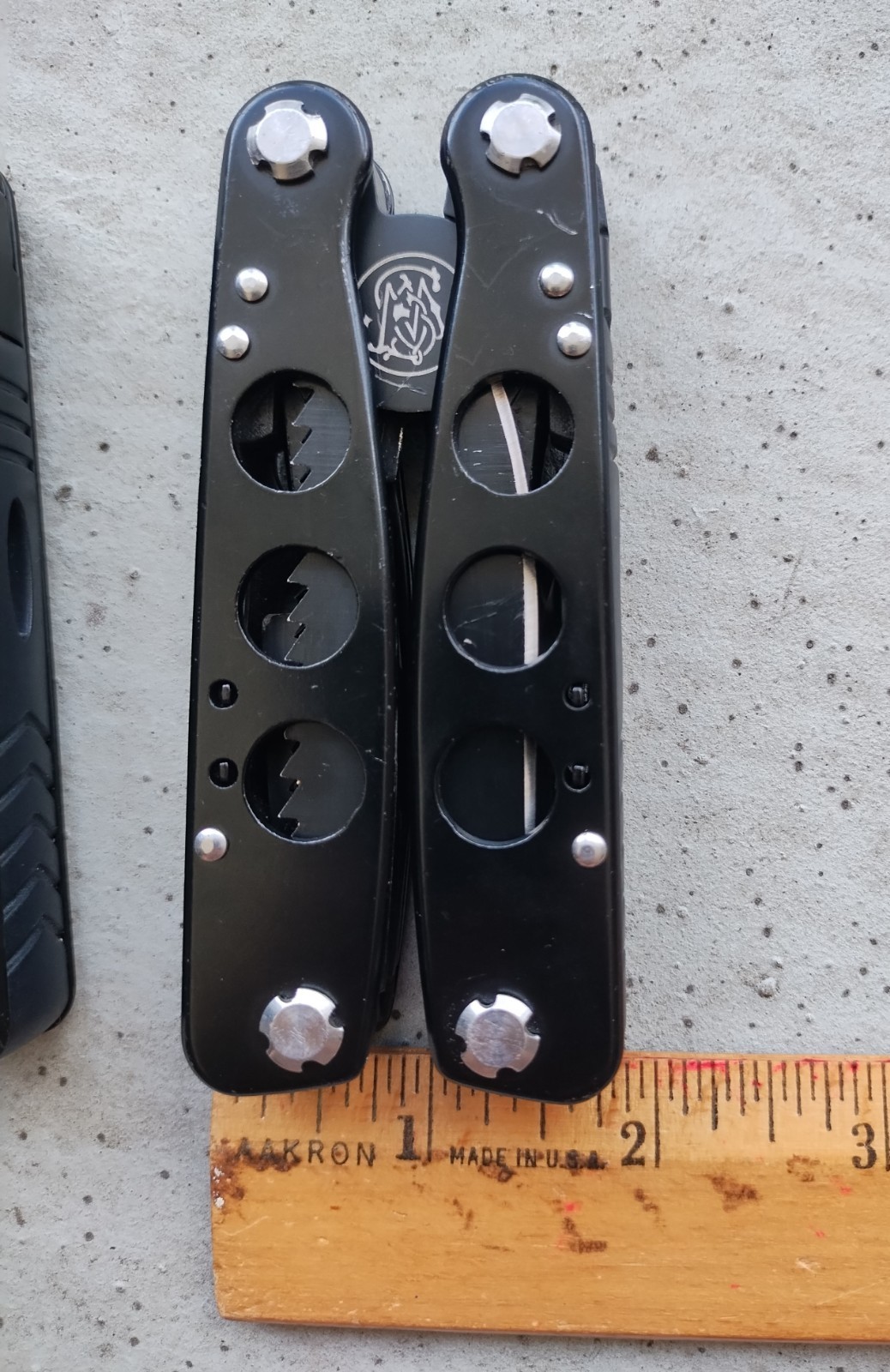 SMITH & WESSON S&W 16 FUNCTION MULTI-TOOL BLACK, EXCELLENT CONDITION, LOT OF 2
