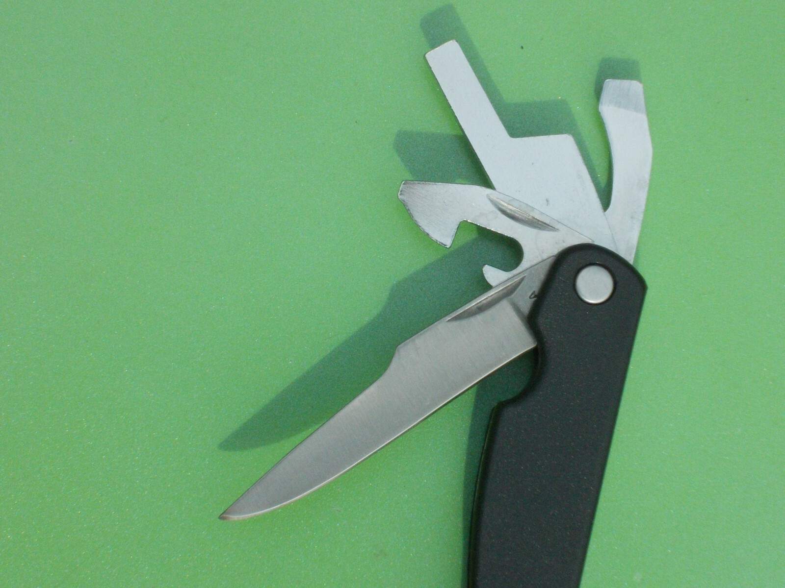 HANDYMAN CLUB OF AMERICA FOLDING KNIFE 9 MULTI TOOL PLIERS WIRE STRIPPERS SAW