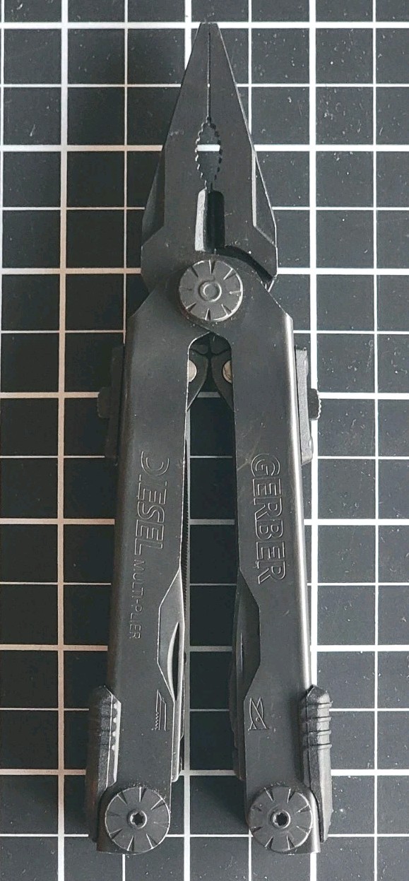 Gerber Diesel (Black) Multi-Tool Pliers 12 Tools 2.5″ Serrated w/ Sheath