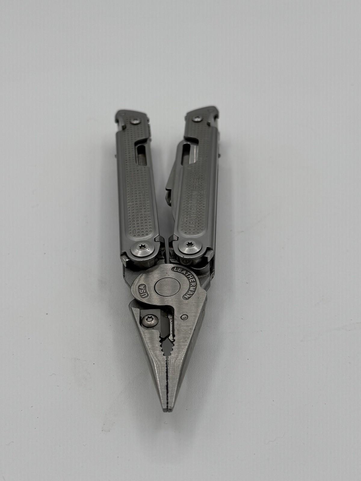 Leatherman FREE P4 Retired Multi Tool Pocket Clip Gray Sheath USA Stainless READ