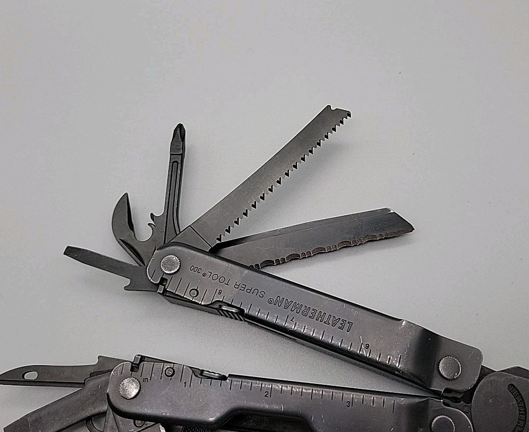 Leatherman Super Tool 300 Multi-Tool – Dated 0716 – LOGO Lee, Ryan / Stay Sharp