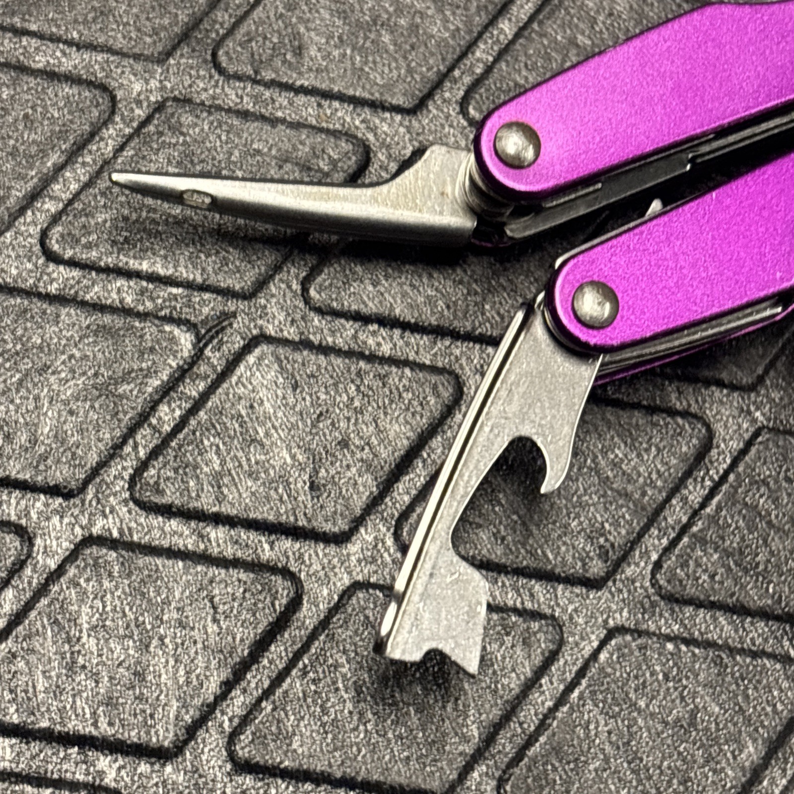 RARE Retired Leatherman Juice XE6 Thunder Purple