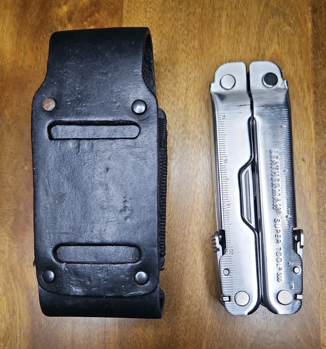 Leatherman Super Tool 300 Multitool w/Leather Sheath Excellent EDC