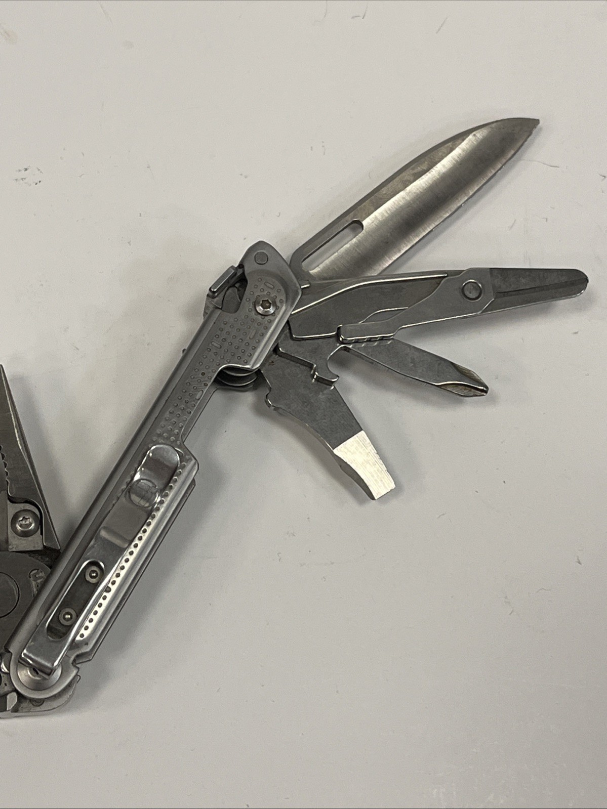 Leatherman Free P4 Multitool Multi-Tool Pliers Tool