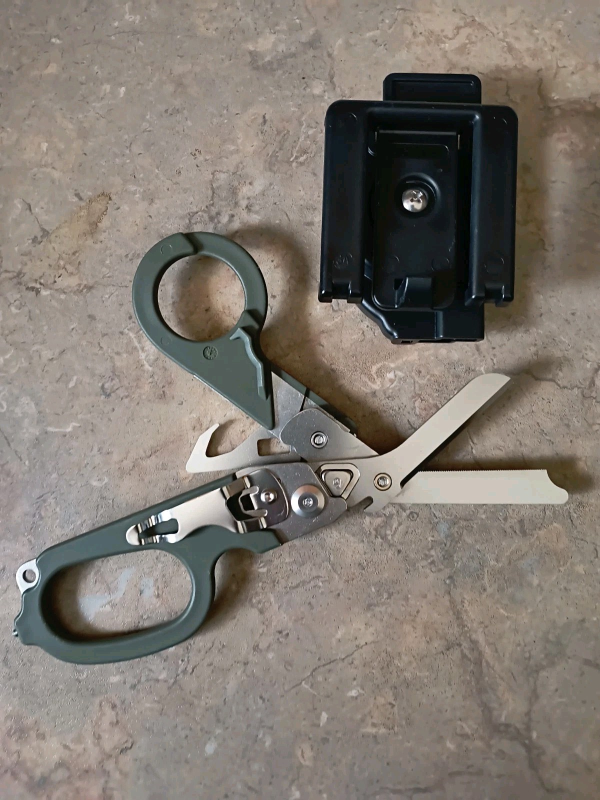 6 In 1 Trauma Shears Multi Tool Compared To Raptor Military Green Carry Case