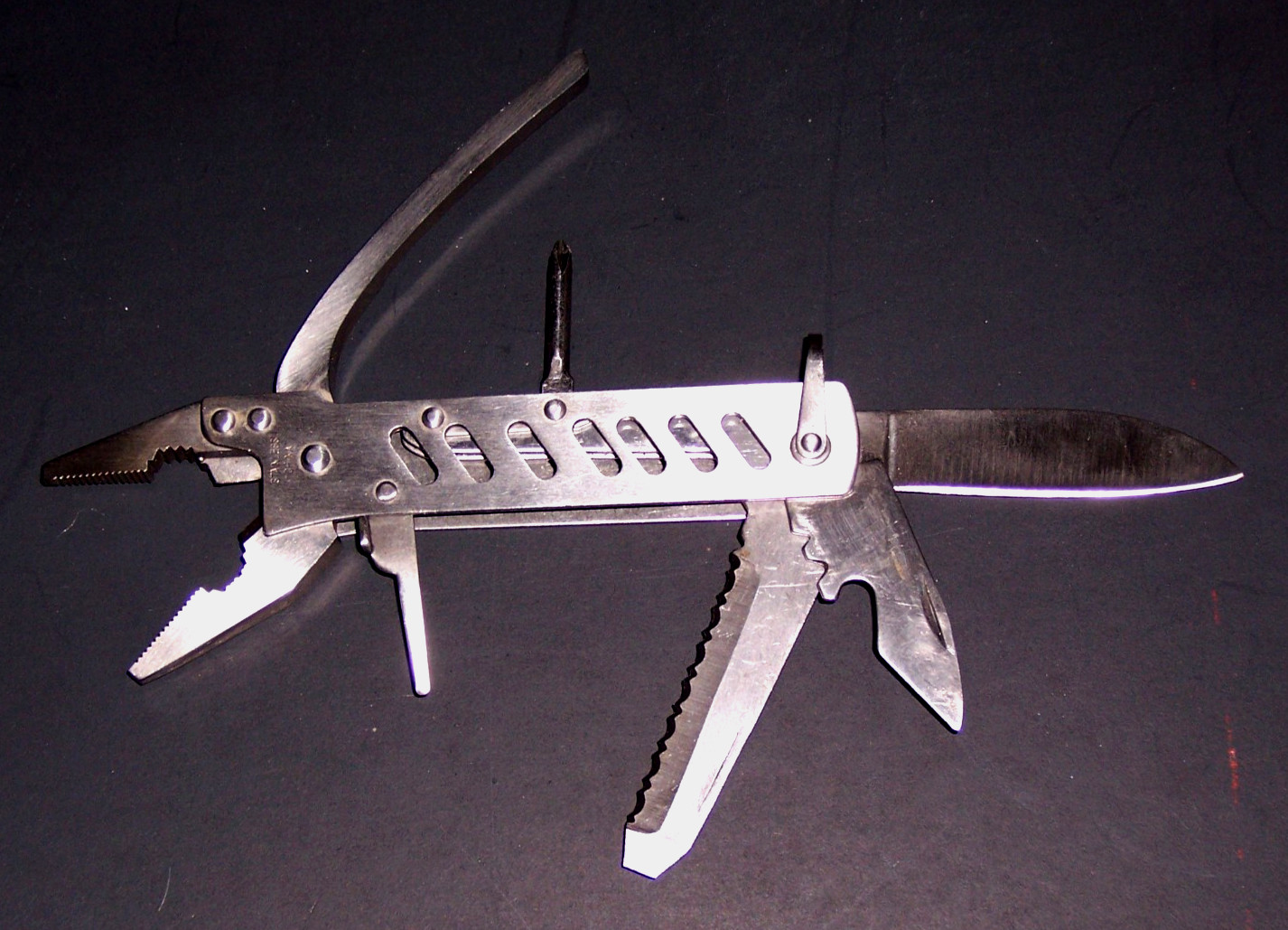Multi-Tool – 10 in One – 5 3/4″ – with Case – Stainless