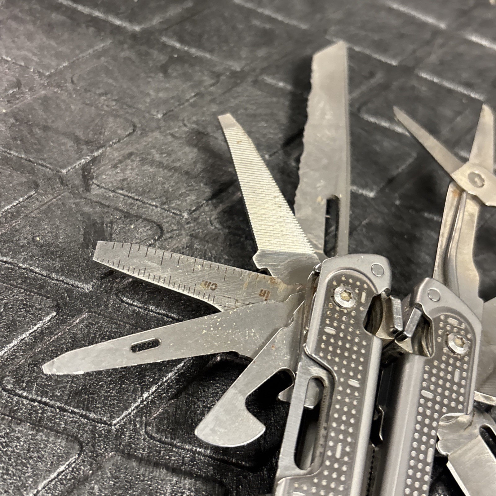 Leatherman Free P4 One Hand Opening Multi Tool Retired Rare Nice Condition