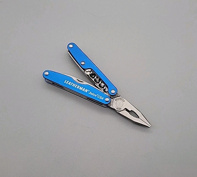 Leatherman JUICE CS4 Multi-Tool – Dated 0912 – Blue – Discontinued – Pliers