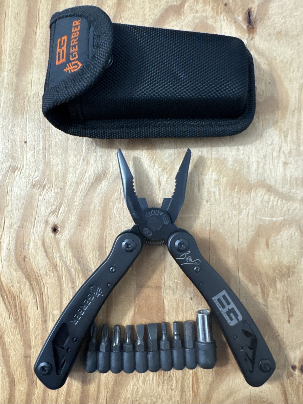 Bear Grylls Gerber Multi Tool Brand New w/ Pocket Guide