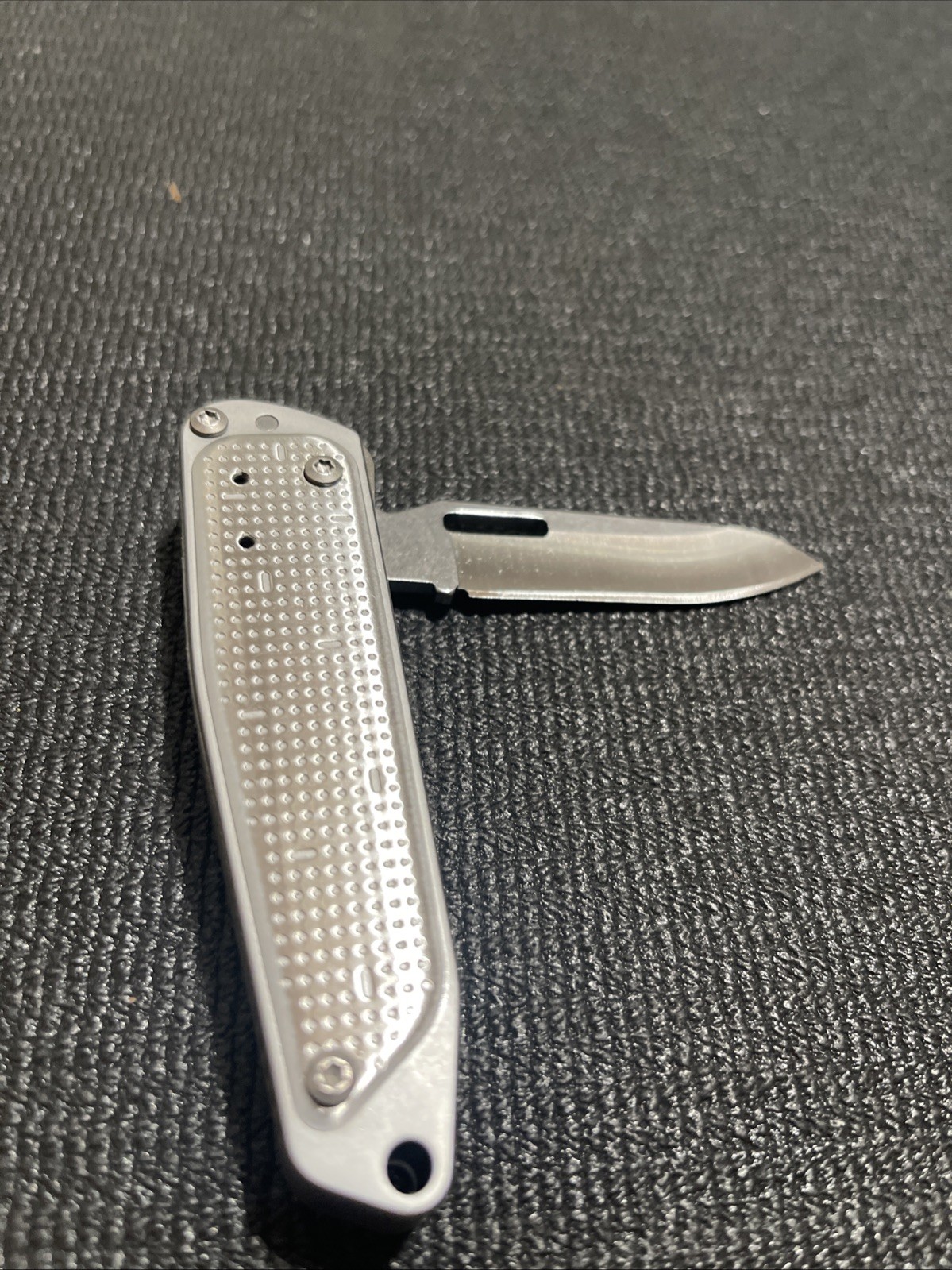 LEATHERMAN FREE T2 MULTI-TOOL EDC POCKET KNIFE Multitool