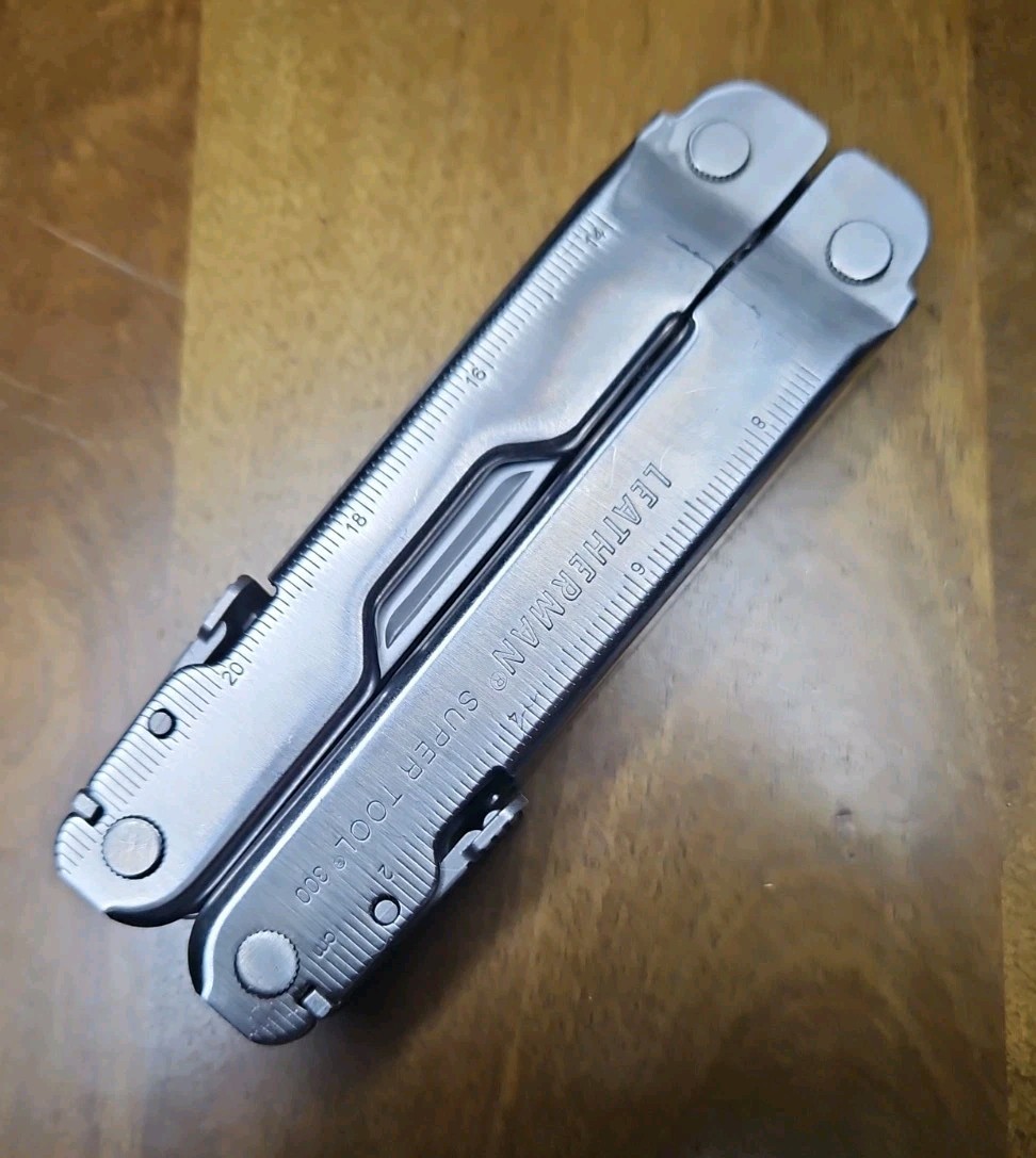 Leatherman Super Tool 300 Multitool w/Leather Sheath Excellent EDC