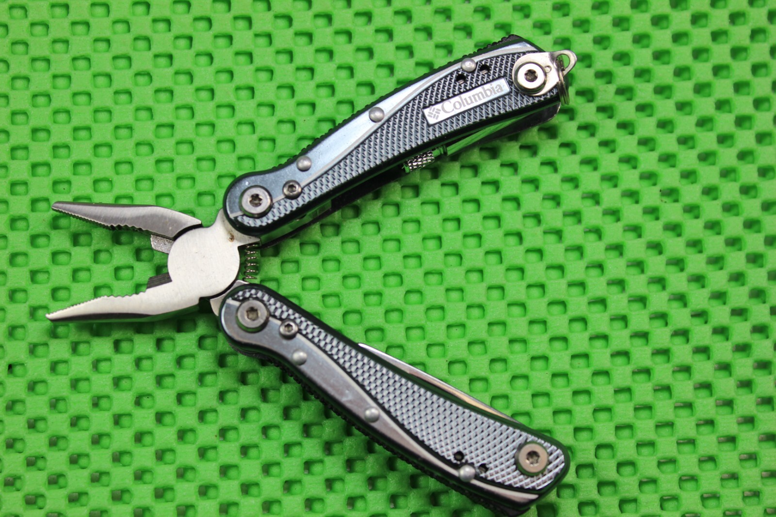Columbia Multi-tool w/ Pliers, Blades and Light – Backpacker, Hiker and Campers