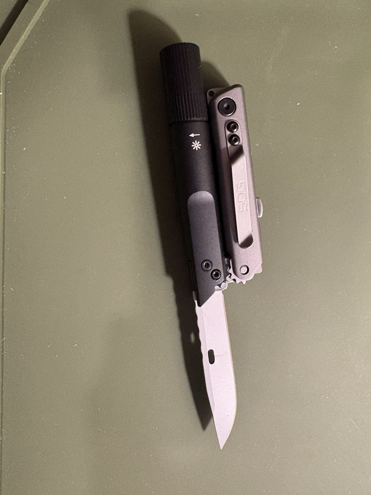 Sog Baton Q2 Multi Tool Flashlight Folding Knife Screwdriver Bottle Opener