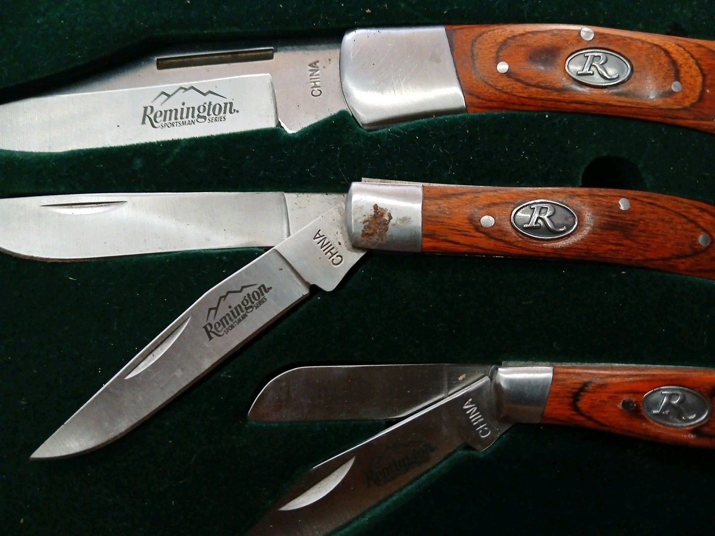 Remington – 3 Piece Folding Wood Handle Pocket Knife Set – In Case – Please READ