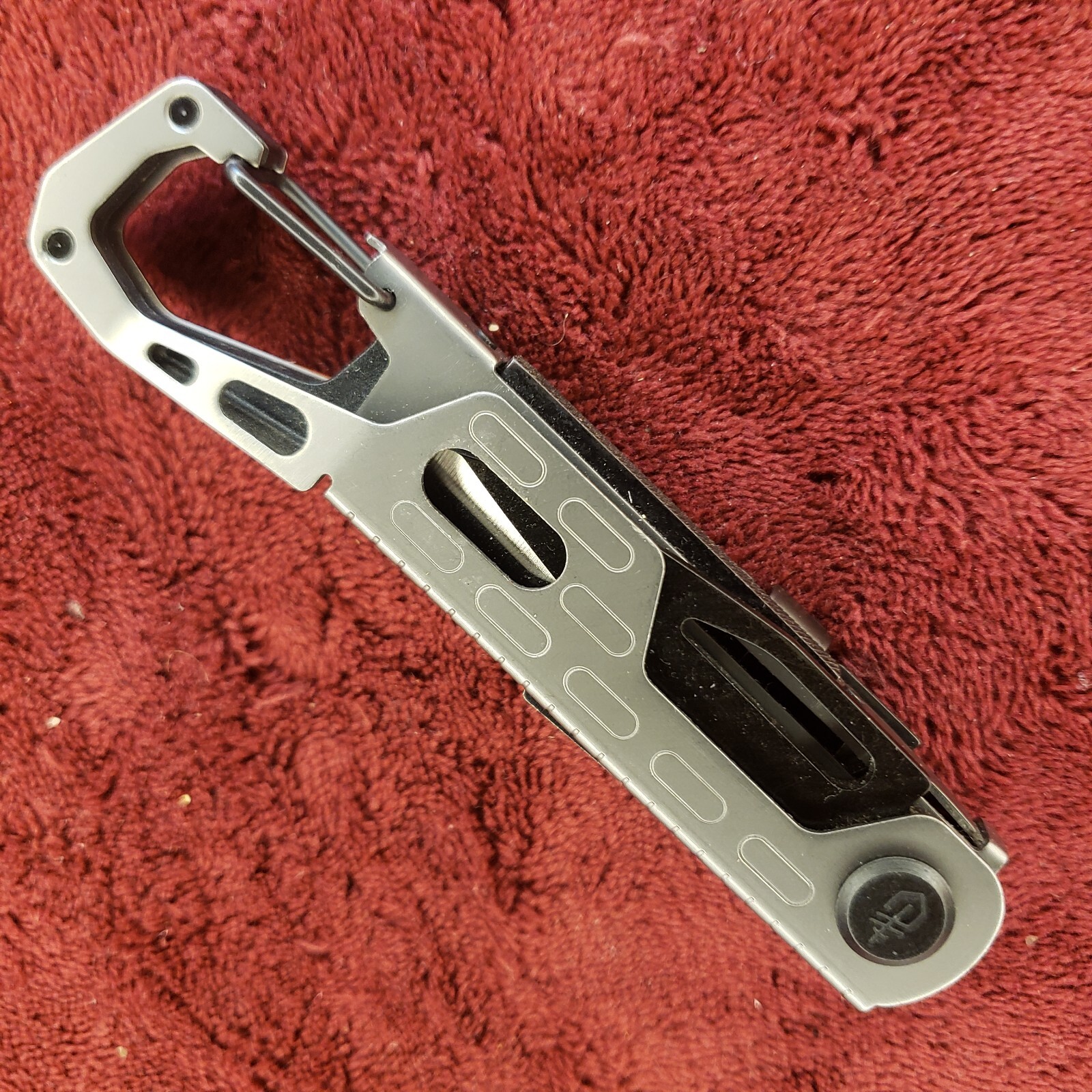 Gerber Gear Stake Out 11-in-1 Multi-tool Tent Stake Puller Carabiner Graphite co