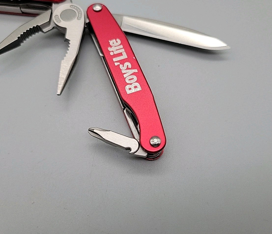 Leatherman JUICE C2 Multi-Tool – Dated 1103 – Red – Retired – Boys Life LOGO