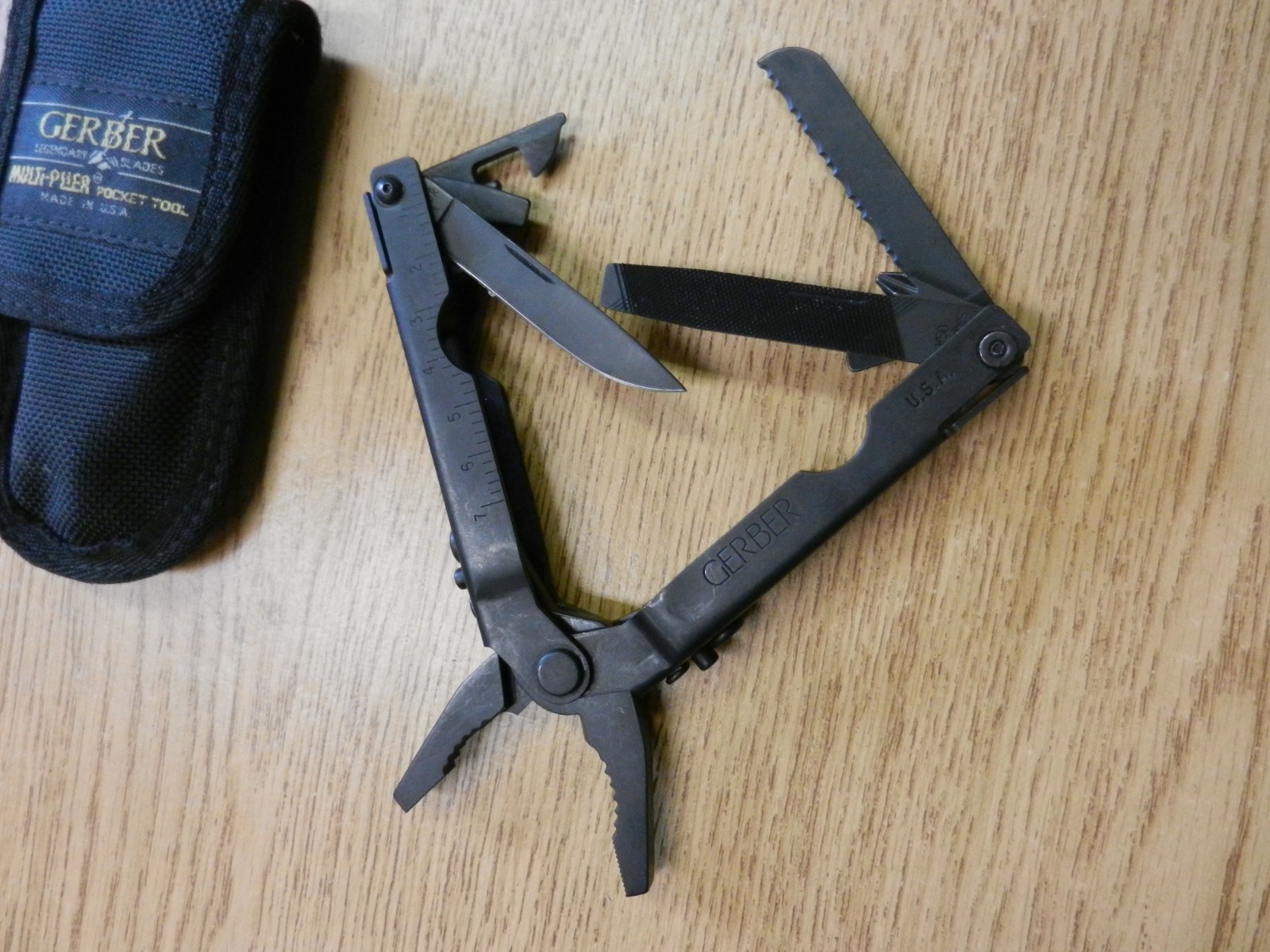 Gerber Black Multi Tool US Patent 5142721 & 5212844 W / Sheath 4 1/2″ Long