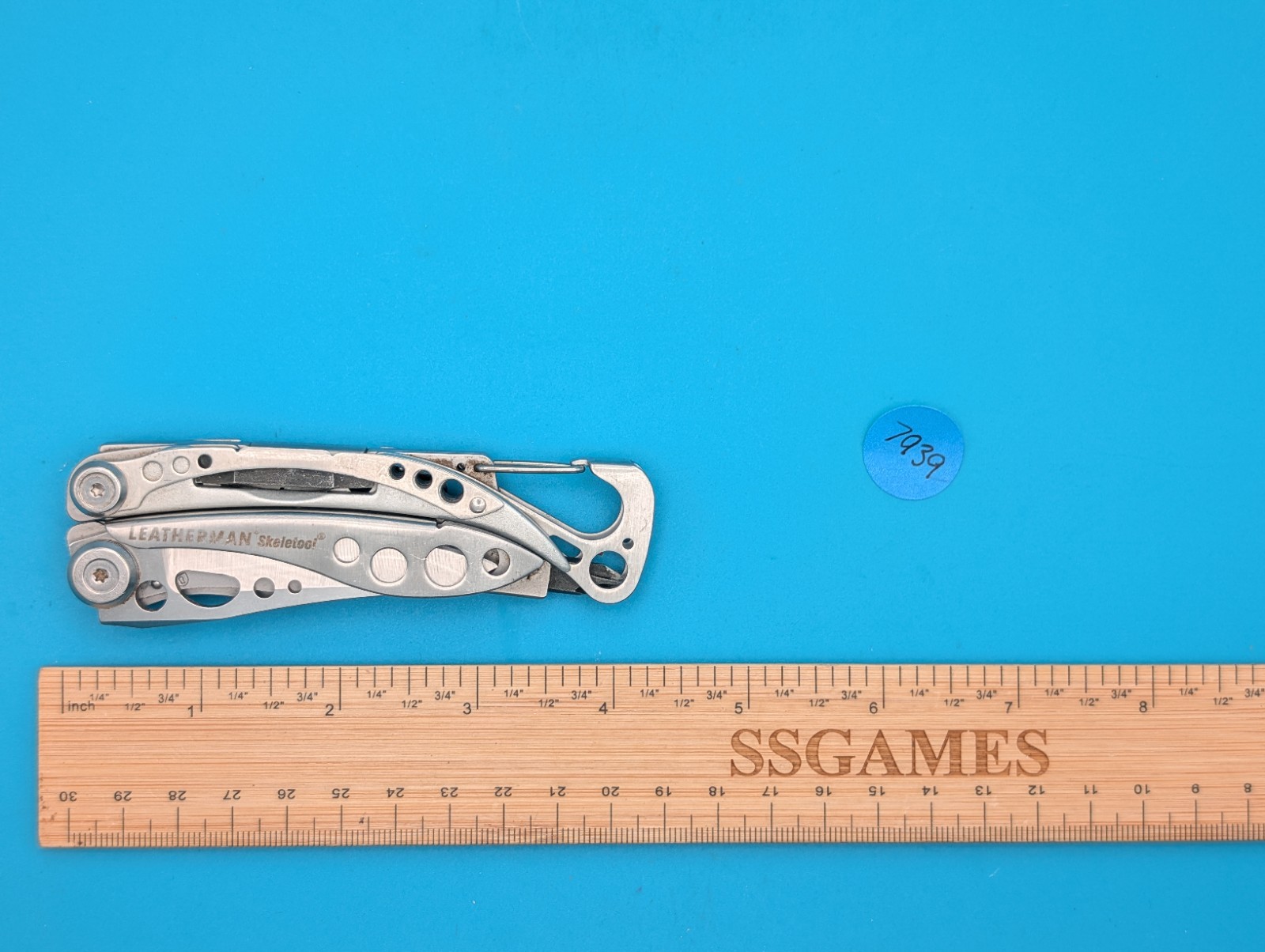 LEATHERMAN Skeletool Multi Tool – Combo Edge Blade Knife Pliers Carabiner!!!