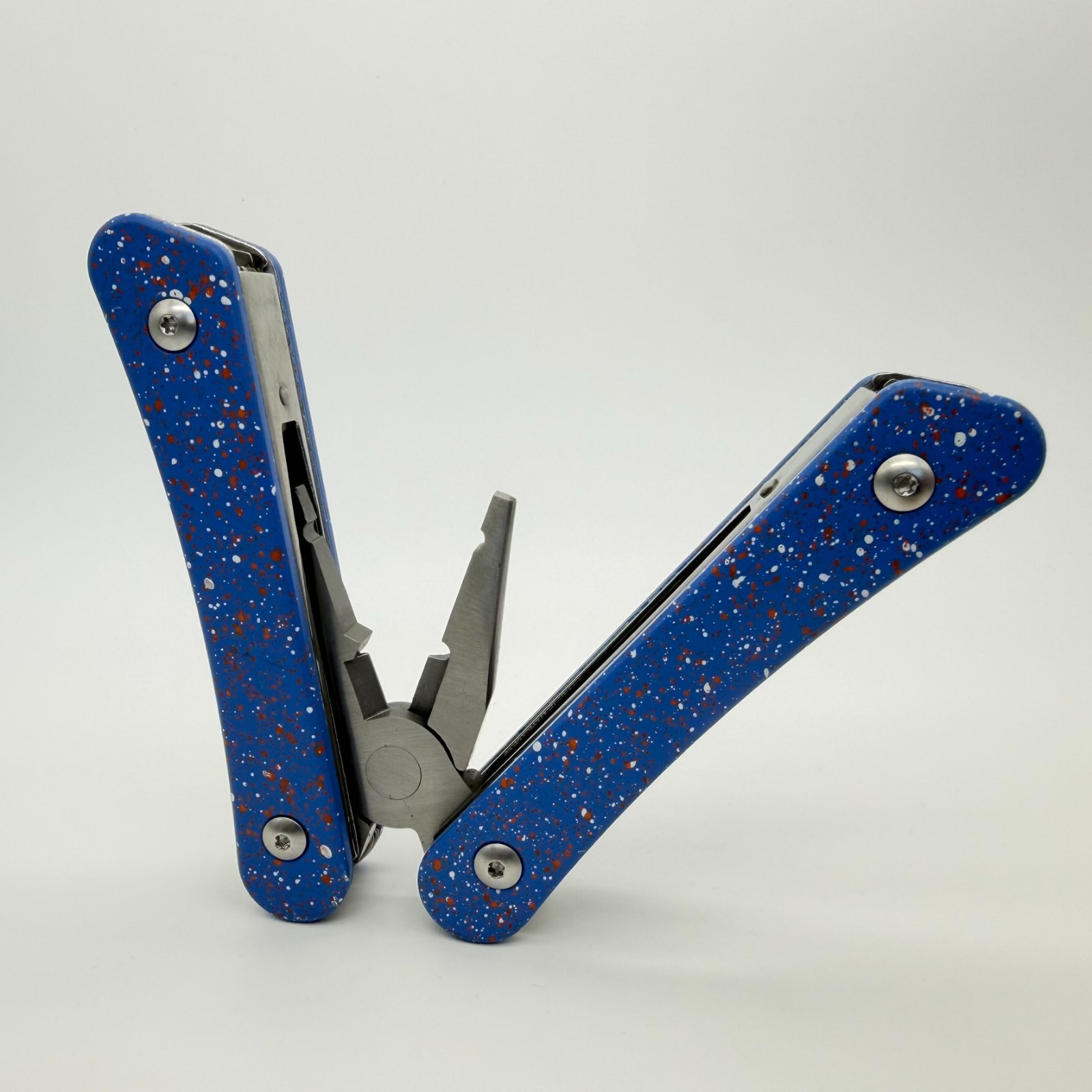 Gentlemen’s Hardware Wilderness Multi-Tool Blue Speckle 12-in-1 EDC Camping