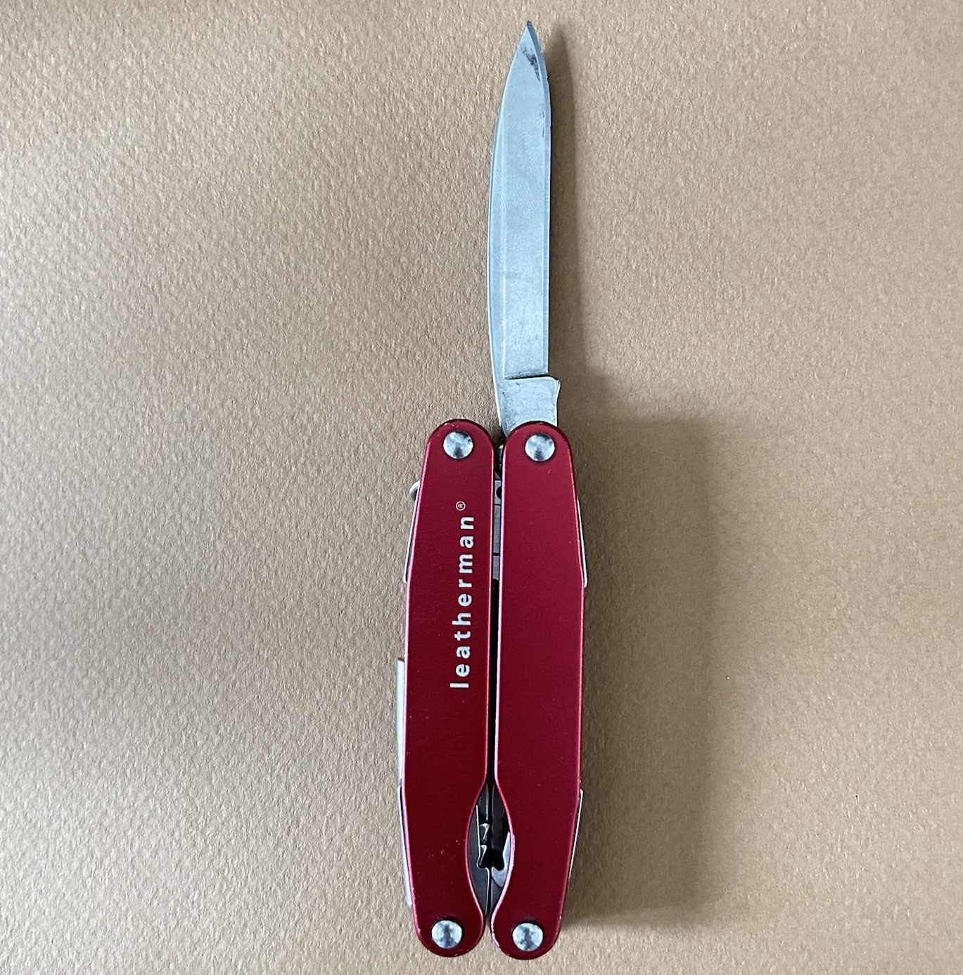 Leatherman Juice C2 Red Multi Tool Pocket Knife Corkscrew Compact EDC Retired