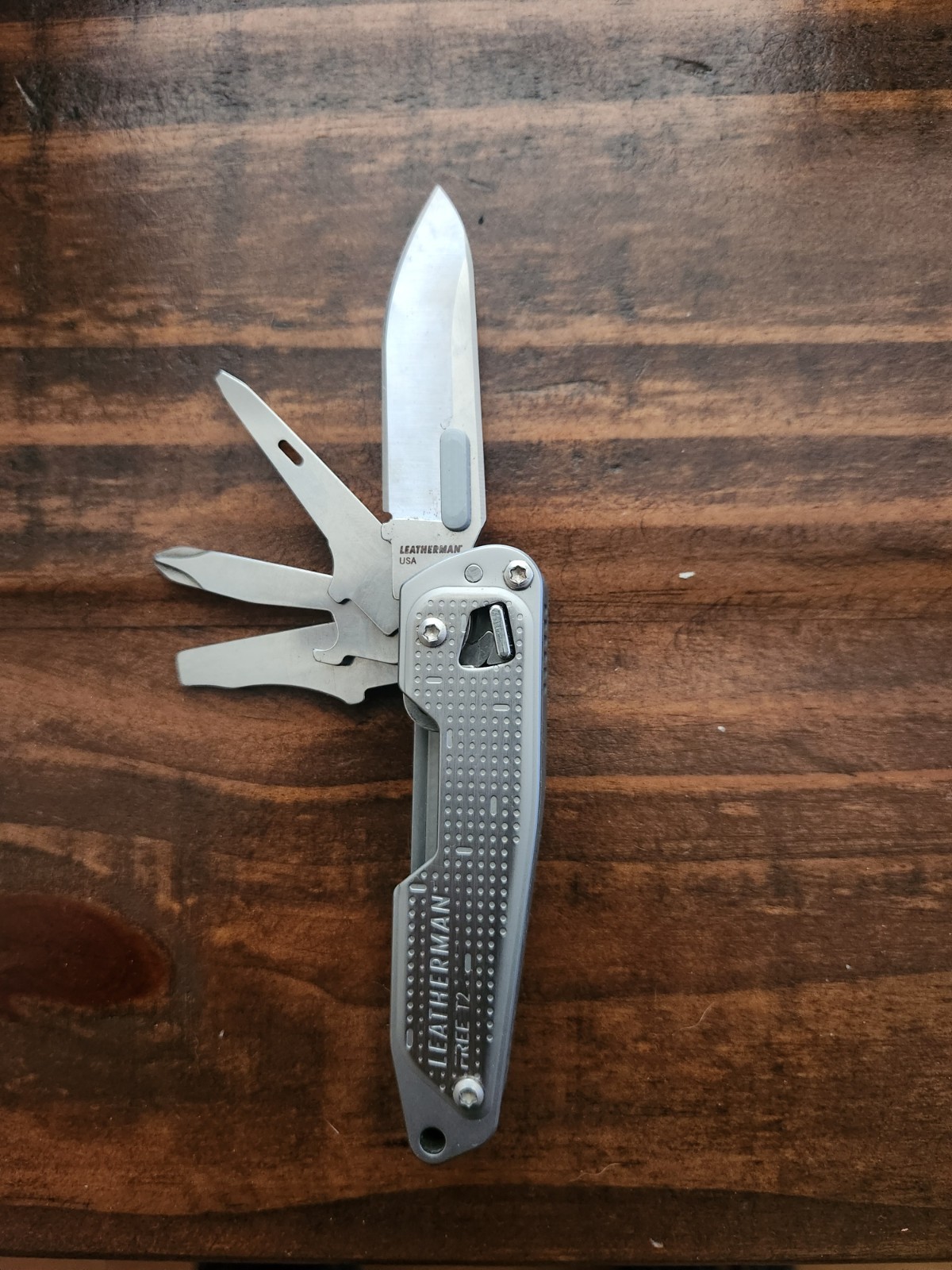 Leatherman FREE T2 Pocket Knife Multi-tool. Excellent condition.