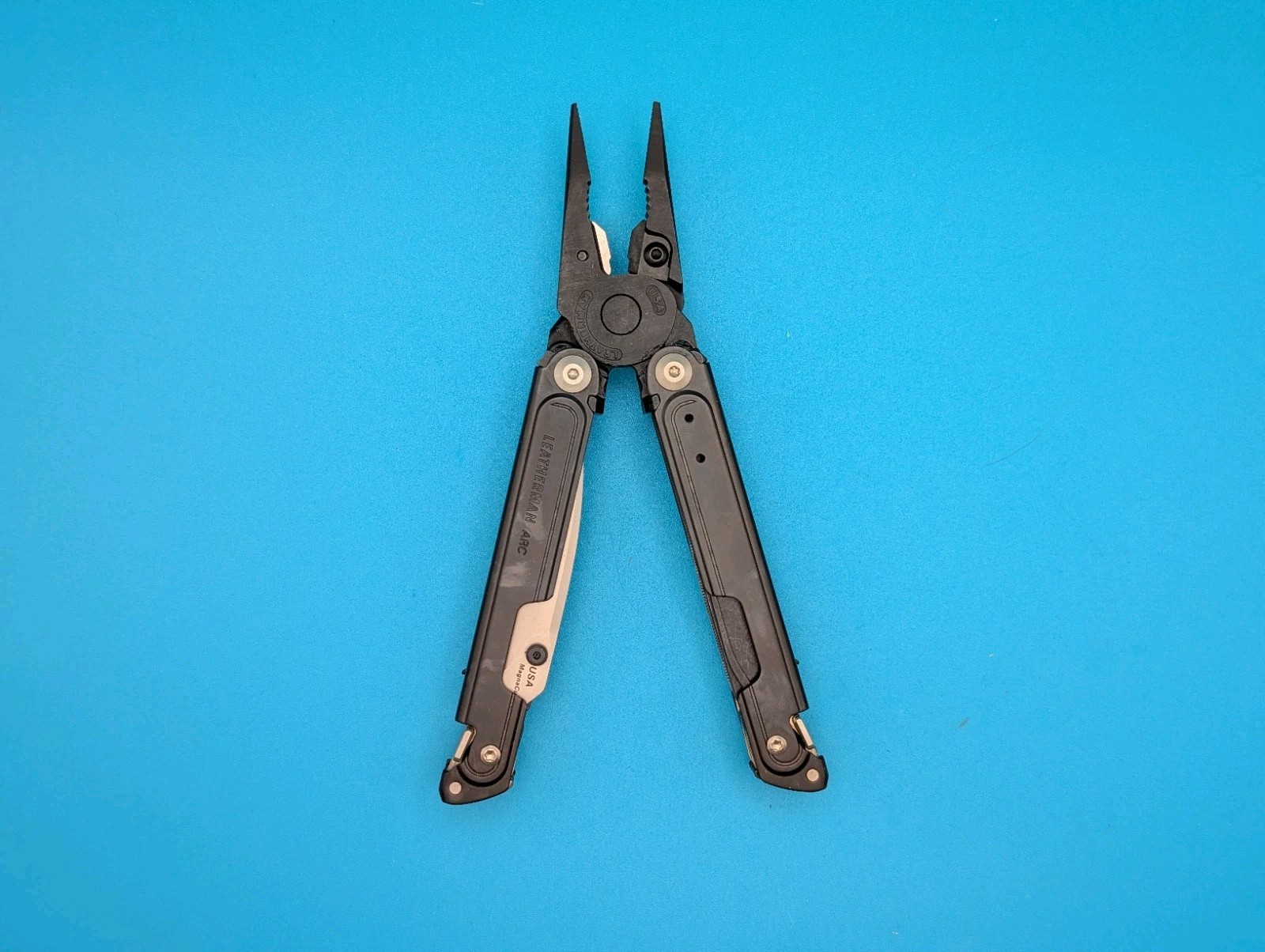 Leatherman Arc Obsidian Multitool. Limited Edition w/Leather Sheath. NEW IN BOX!