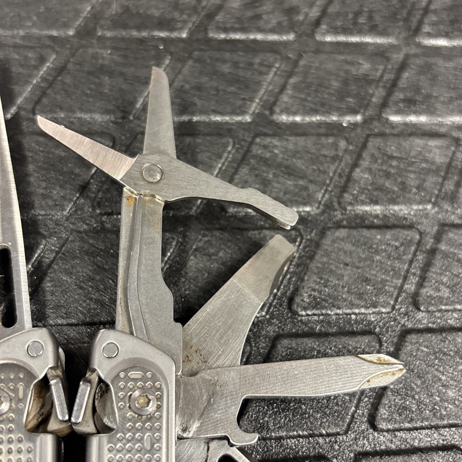 Leatherman Free P4 One Hand Opening Multi Tool Retired Rare Nice Condition