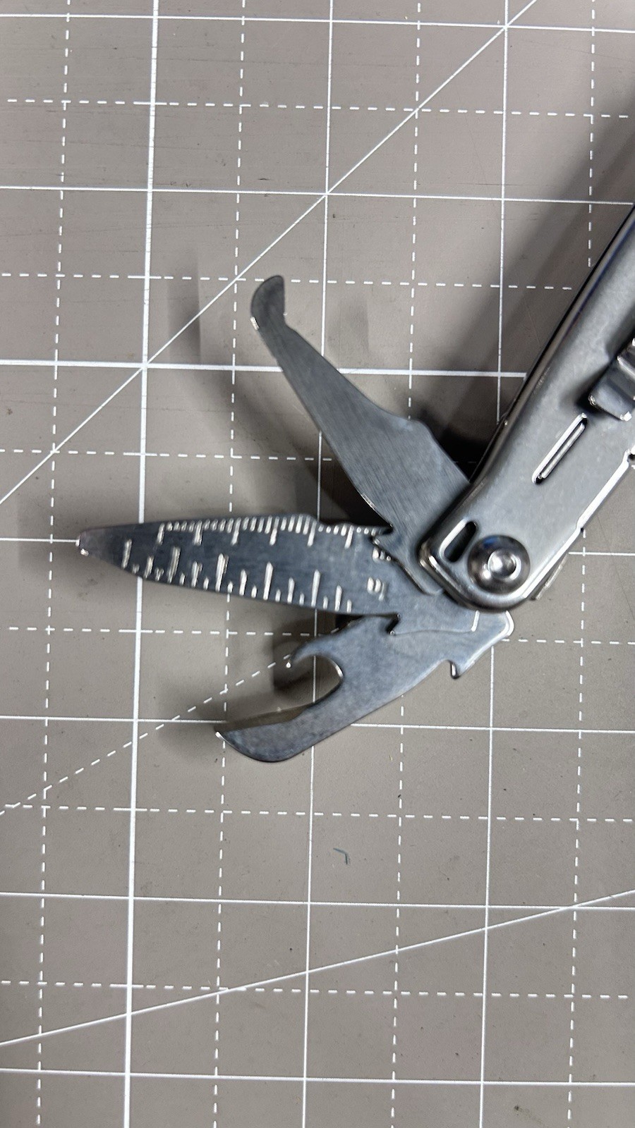 LEATHERMAN Wingman 14 in 1 Multitool W/ Spring-Action Pliers & Scissors Silver