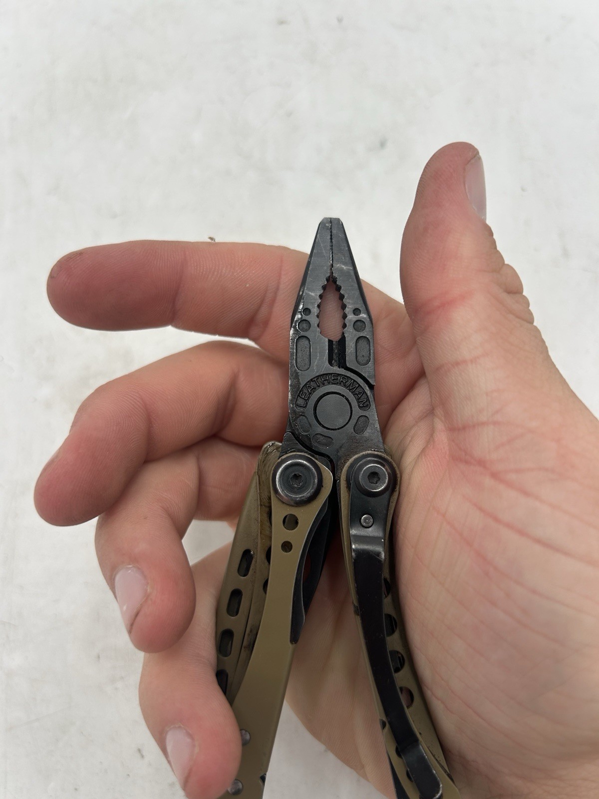 LEATHERMAN Skeletool Multi Tool – Combo Edge Blade Knife Pliers Carabiner (READ)