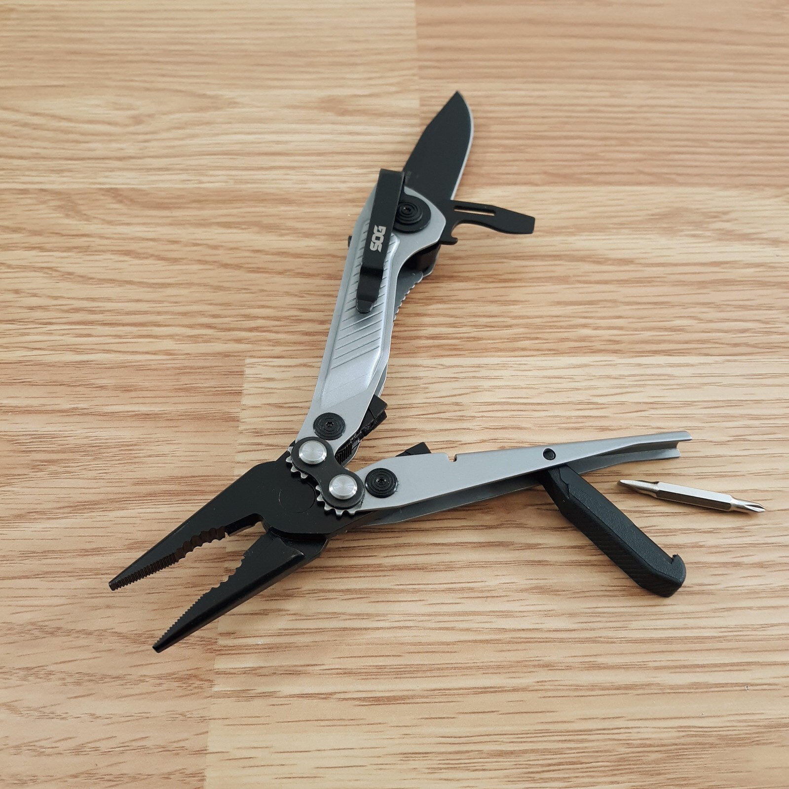 SOG Flash MT Linerlock Multi-Tool D2 Tool Steel Blade Stainless Steel Handle