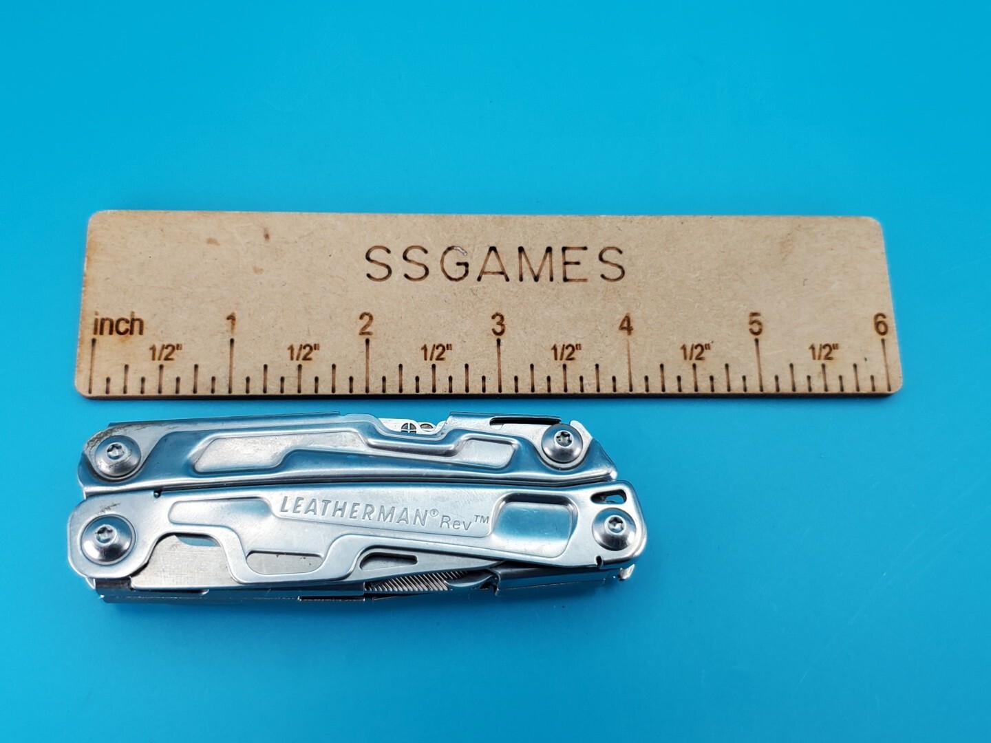 Leatherman Rev 3.8″ Multi-Tool, Stainless! *SOME RUST ON ITEM*