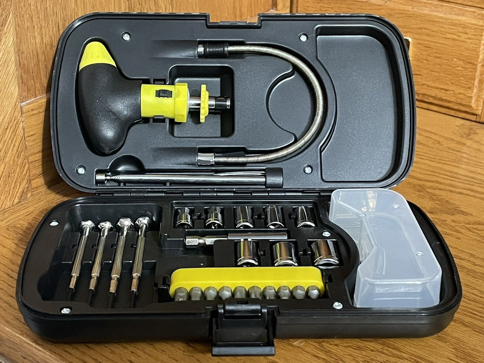 Combination Winding Flashlight and Tool Kit New in Box Works Great Condition