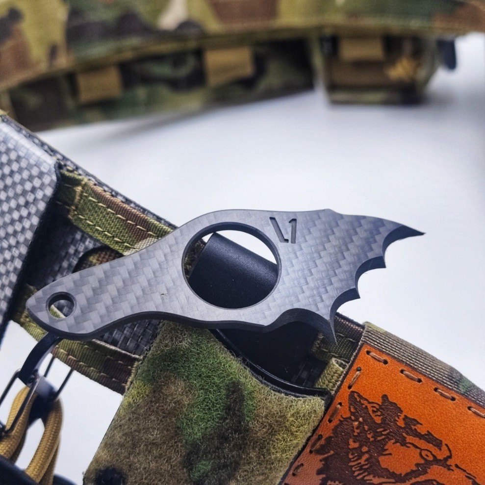 Non metallic EDC – Carbon fiber ultra-thin card Tool