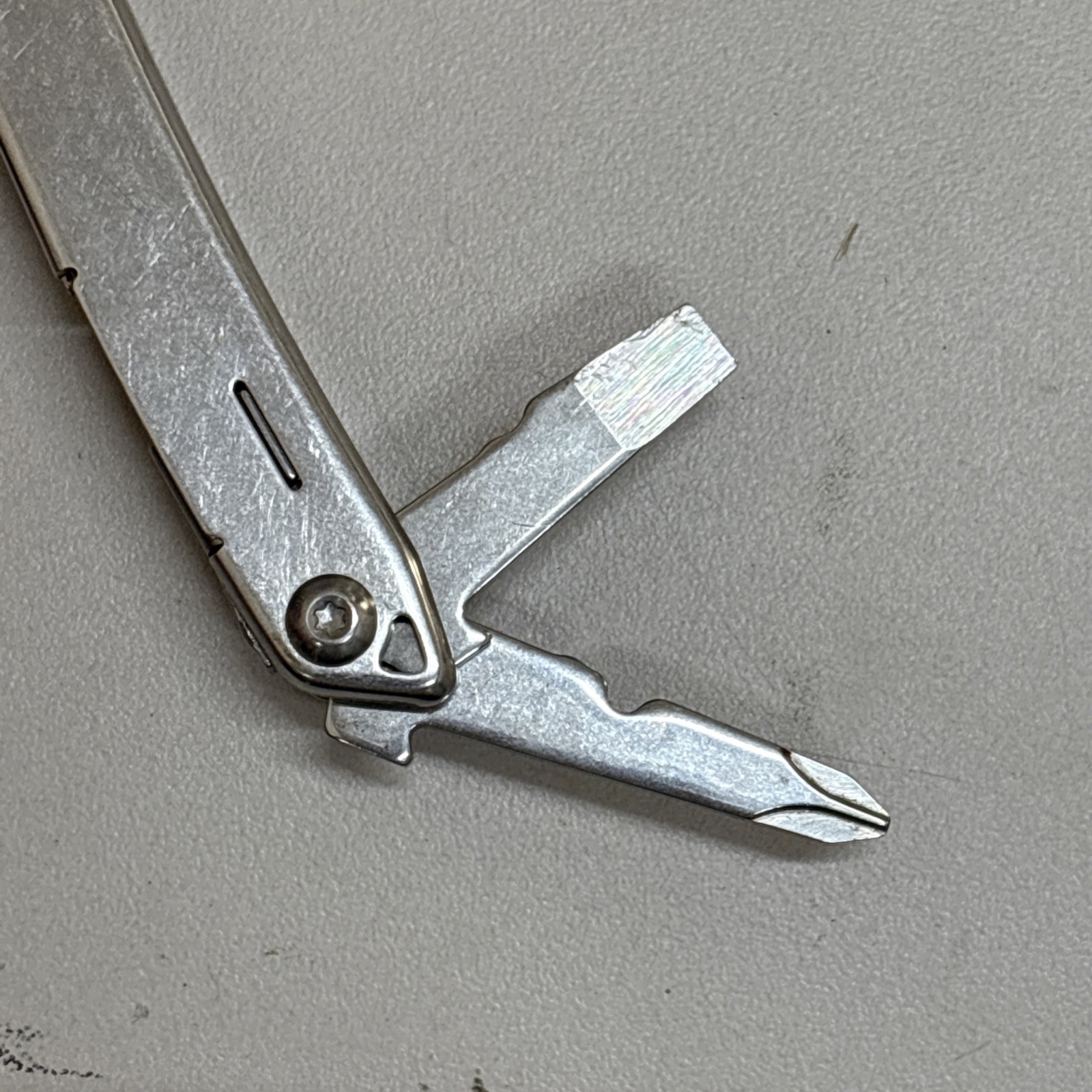 Leatherman Wingman Multitool with 14 tools Needle Nose pliers, wire cutter (029)