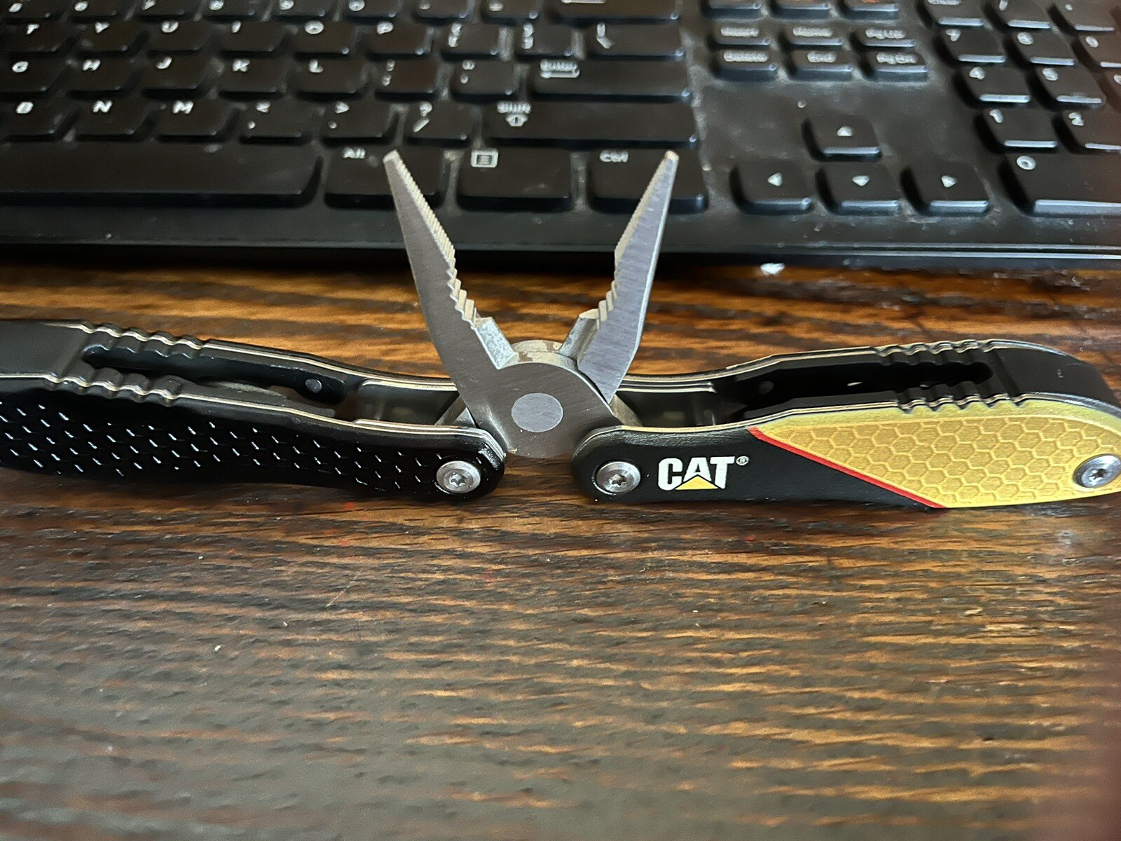 Caterpillar 12-in-1 Multi-Tool – Yellow Aluminum