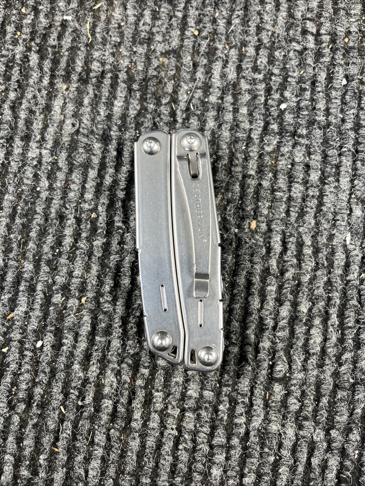Leatherman Wingman Multitool with 14 tools Needle Nose pliers, wire cutter (034)