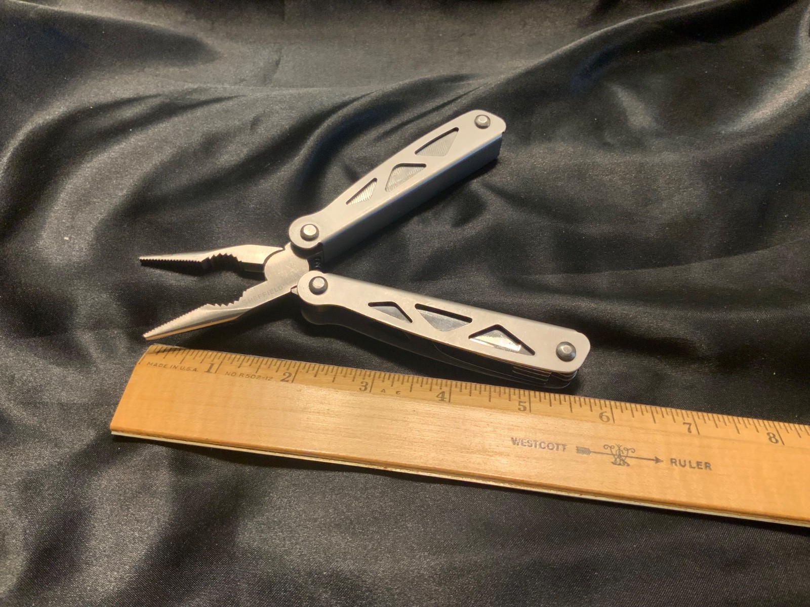 Sheffield utility tool / knife with black pouch