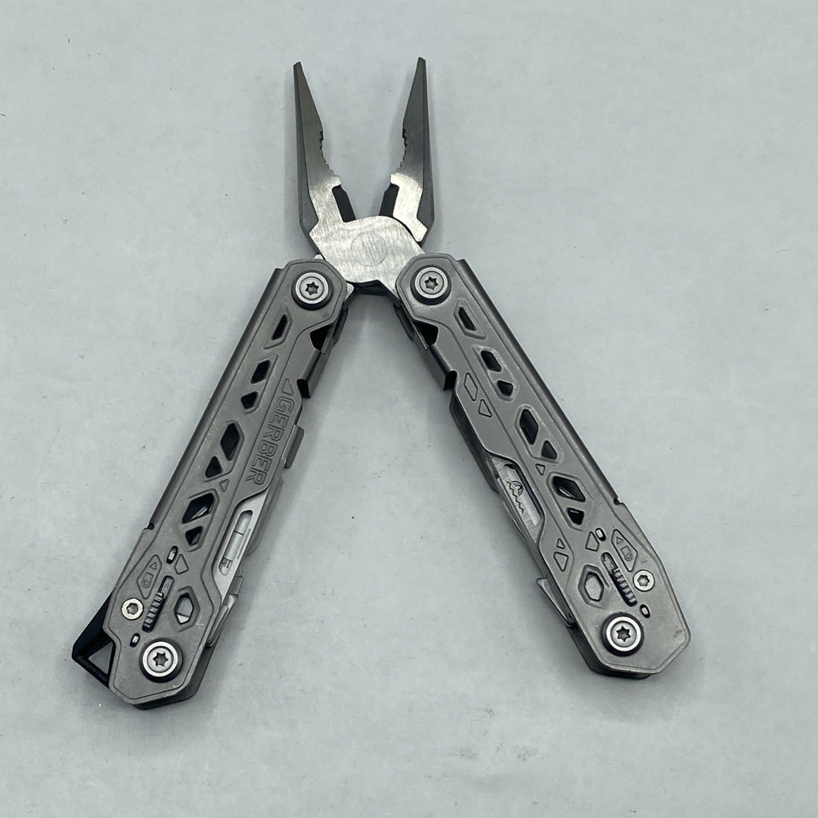 Gerber Truss Multi Tool with Sheath – Gray