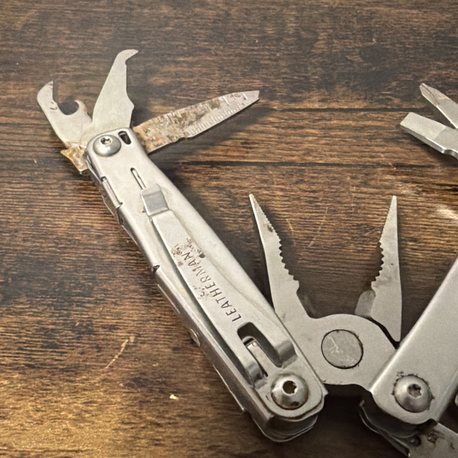 Leatherman Stainless Steel Wingman Multi-Tool: Scissors, Knife, Pliers, File, ++