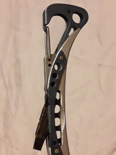 LEATHERMAN Skeletool Multi Tool – Combo Edge Blade Knife Pliers Carabiner
