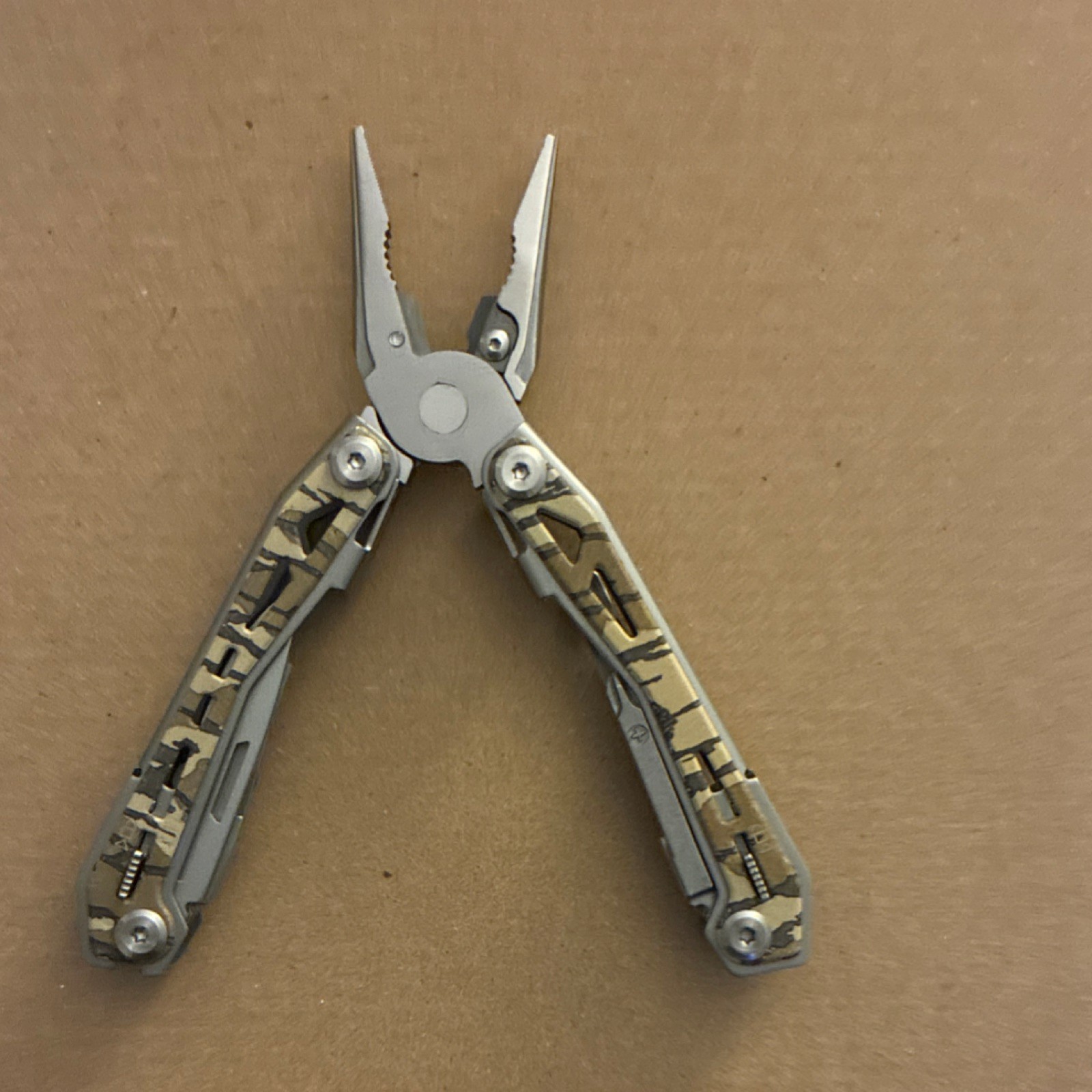 Mossy Oak Multi-Tool Stainless Steel Plier Silver Beige with Sheath