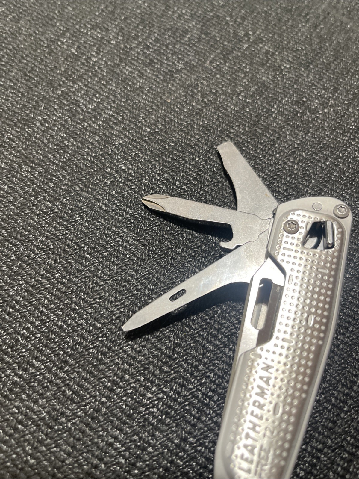 LEATHERMAN FREE T2 MULTI-TOOL EDC POCKET KNIFE Multitool