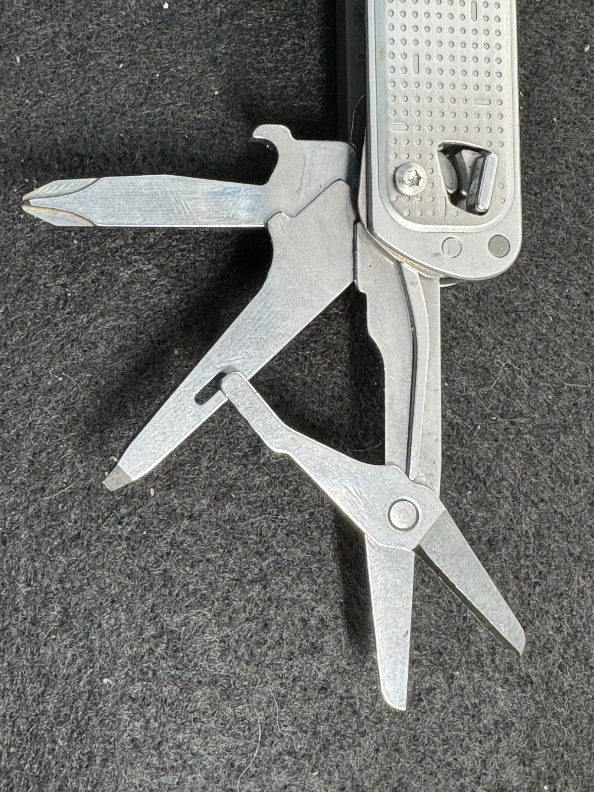 Leatherman Free T4 Multitool Silver Multi Tool Pocket Knife Camping Hunting