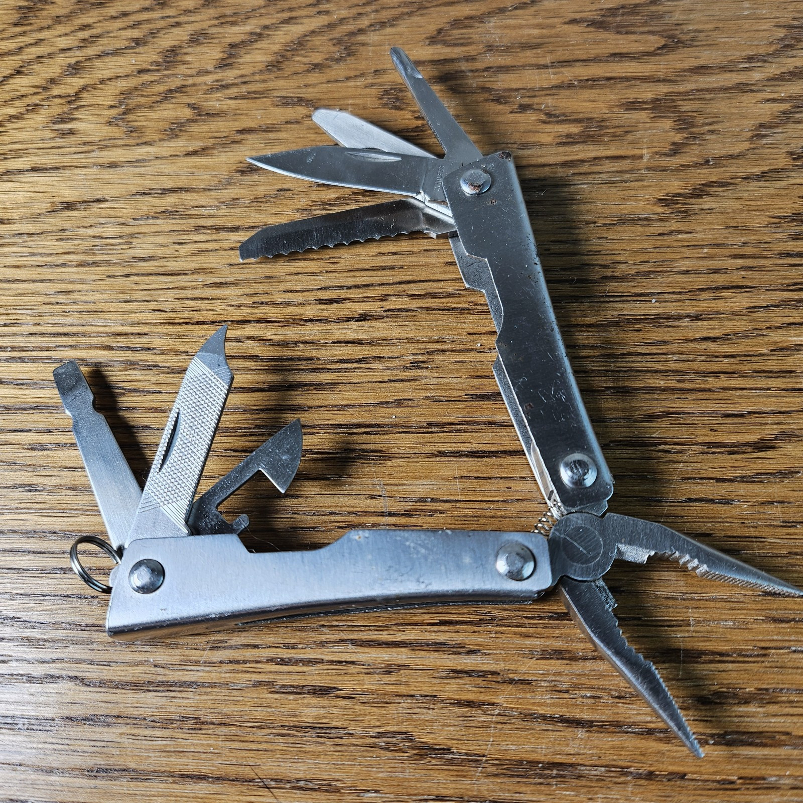 Pocket Size Multi-Tool (8) with Philipps and Flat Head Screwdriver, Saw and More