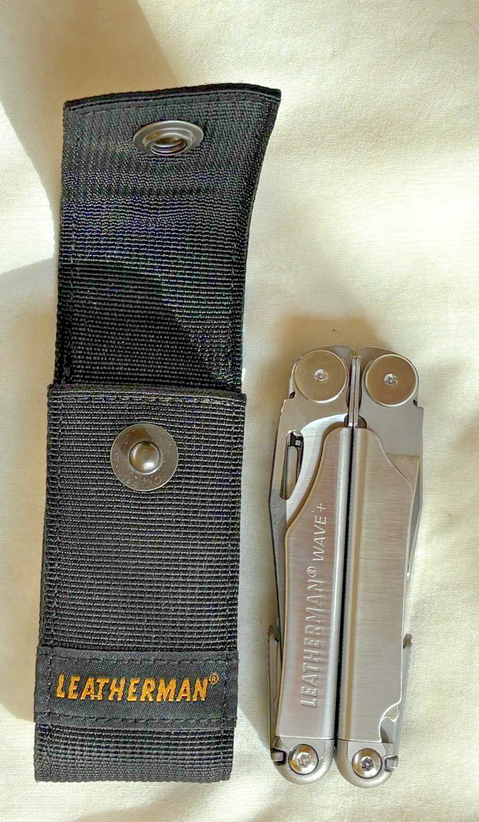 Leatherman Wave Multi-Tool Pliers Pocket Knife w/ Sheath, mint