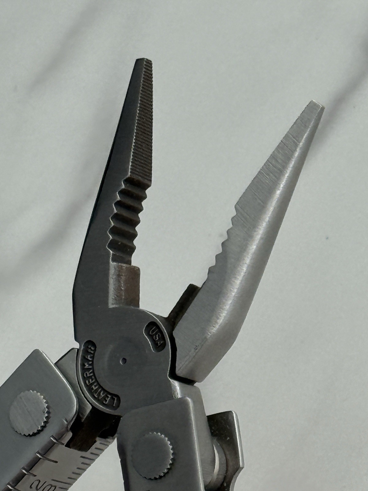 Leatherman MINI TOOL multitool. US PAT PEND w/Pliers Precision Alignment Hole!