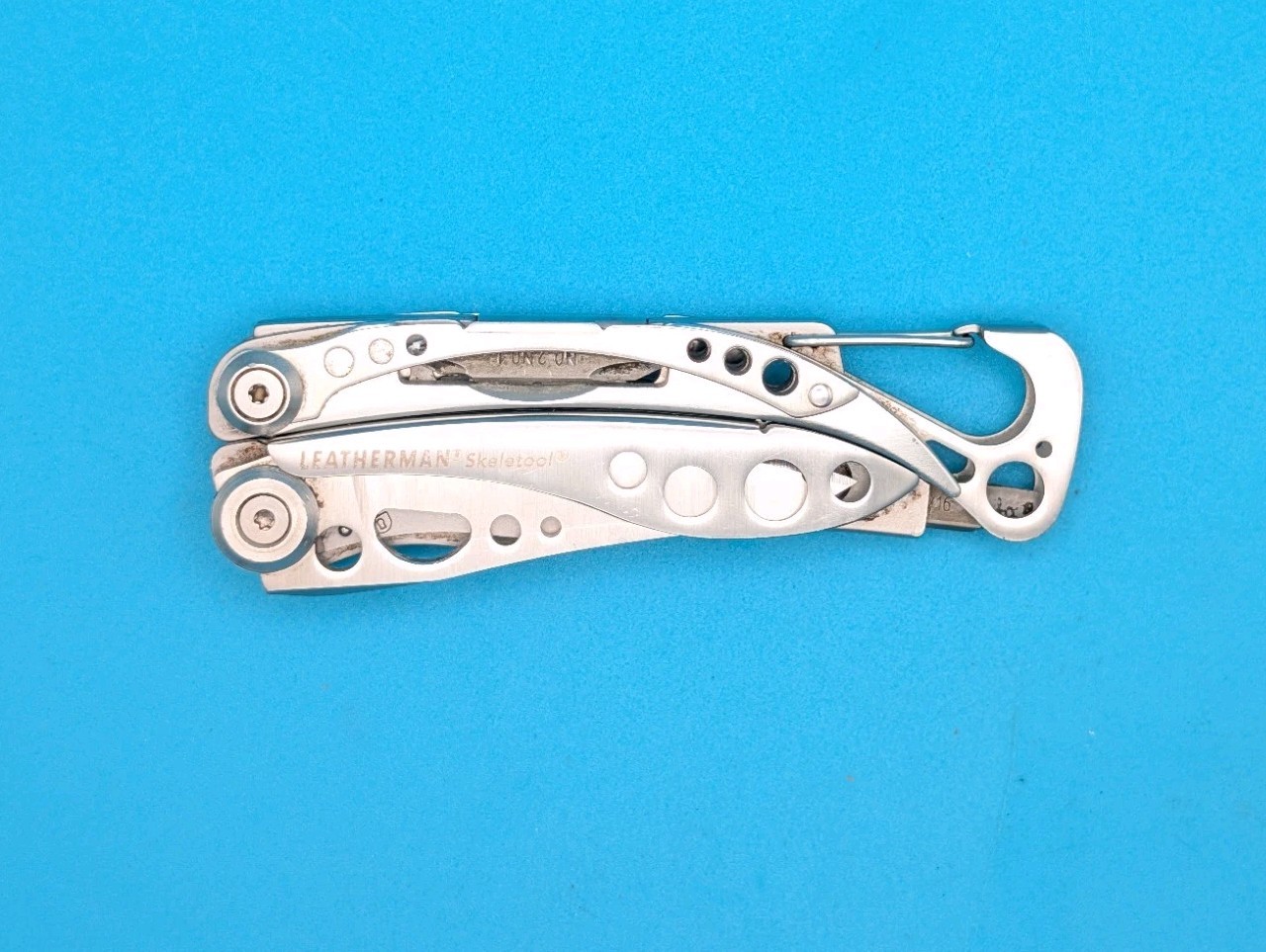 LEATHERMAN Skeletool Multi Tool – Combo Edge Blade Knife Pliers Carabiner!!!