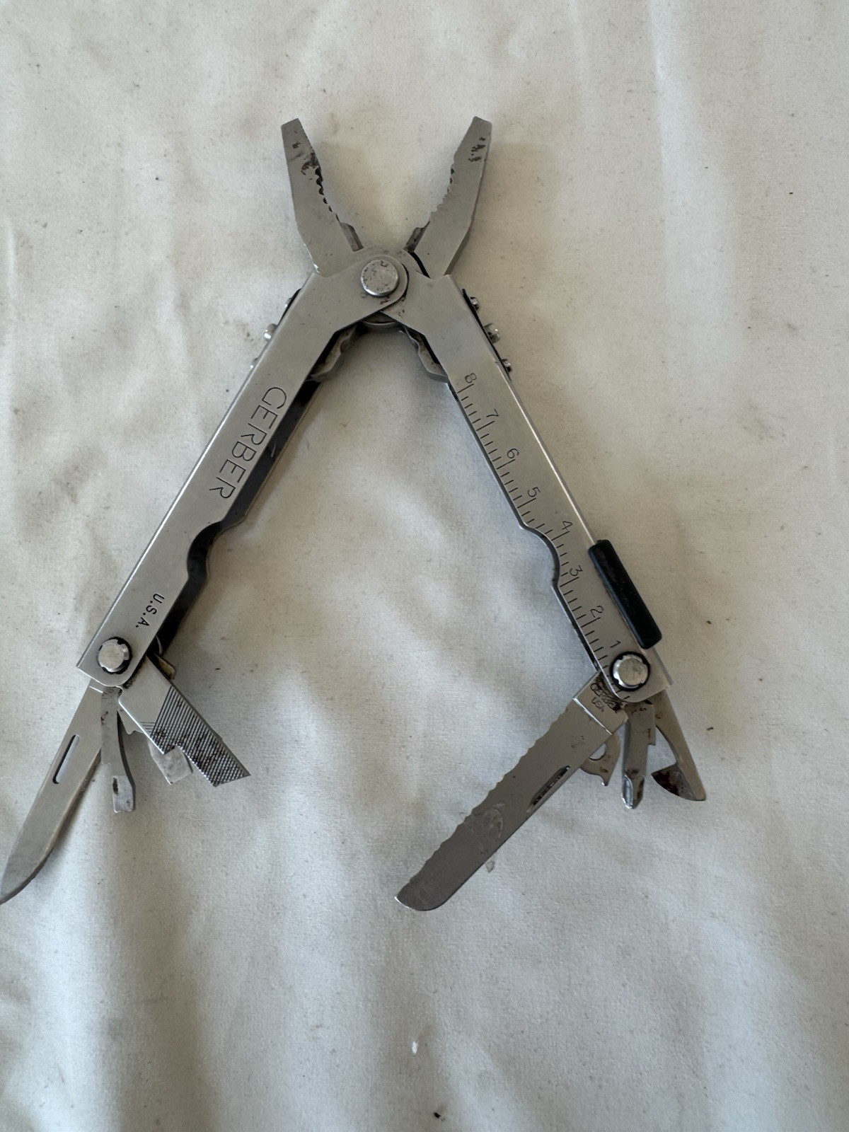 Gerber Multi Plier 600 Multi-Tool with Belt Case Pliers, Knife, Screwdriver