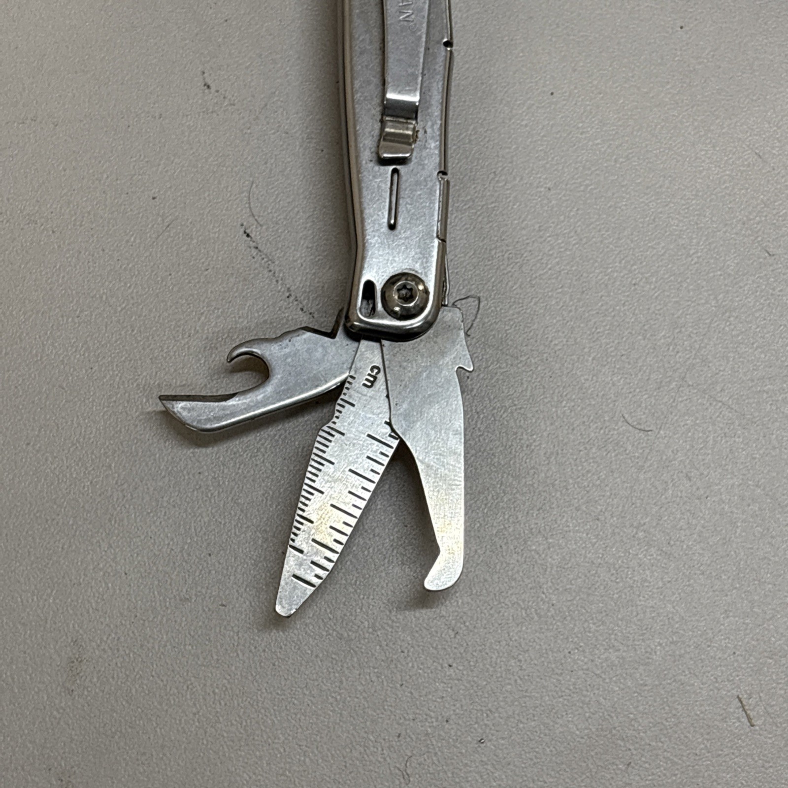 Leatherman Wingman Multitool with 14 tools Needle Nose pliers, wire cutter (032)